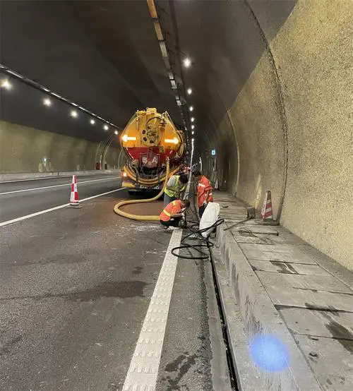 柯坪隧道排水渠清淤